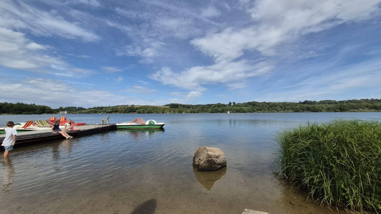 Ein Tretboot liegt an einem Steg an der Bruchtalsperre