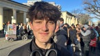 Portrait eines jungen Erwachsenen mit verwuschelten schwarzen Haaren