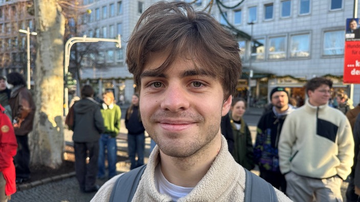 Portrait eines jungen Erwachsenen mit braunen Haaren