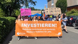 Schüler protestieren auf der Straße