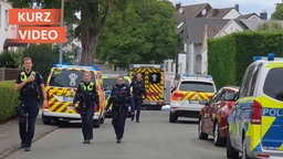Polizist:innen bei der Fahndung