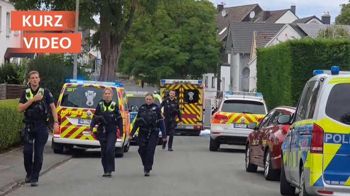 Polizist:innen bei der Fahndung