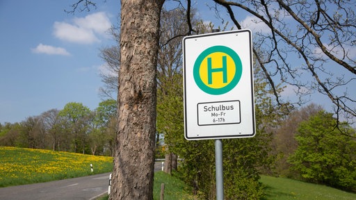 Schild einer Schulbushaltestelle in Gemeinde Reichshof