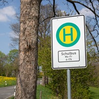 Schild einer Schulbushaltestelle in Gemeinde Reichshof