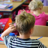 Erstklässler sitzen im Unterricht