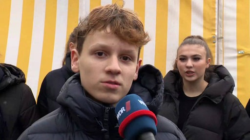 Jugendlicher mit verwuschelten hellbraunen Haaren