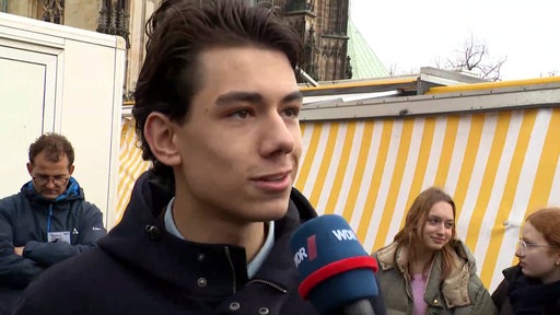 Jugendlicher mit kurzen dunkelbraunen Haaren
