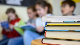 Für viele Familien ist die finanzielle Belastung durch die Schulausgaben ihrer Kinder nach Einschätzung der SPD zu hoch