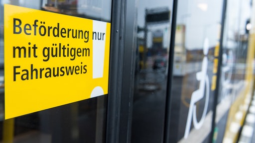 Aufkleber an Straßenbahn: Beförderung nur mit gültigem Fahrausweis