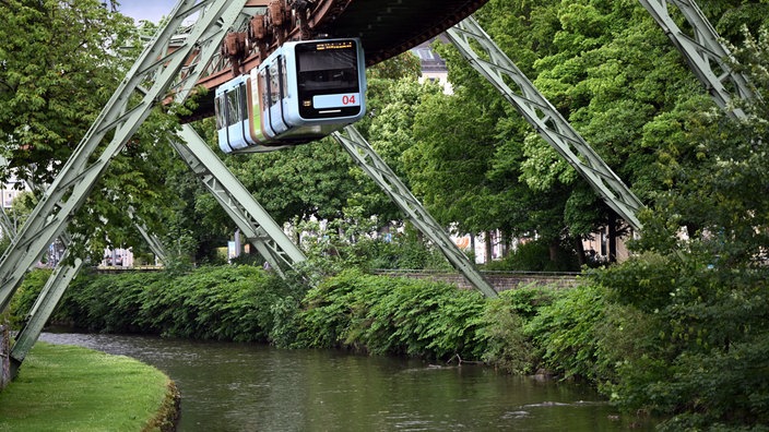 Eine Schwebebahn fährt über der Wupper