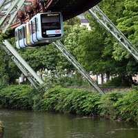  Eine Schwebebahn fährt über der Wupper
