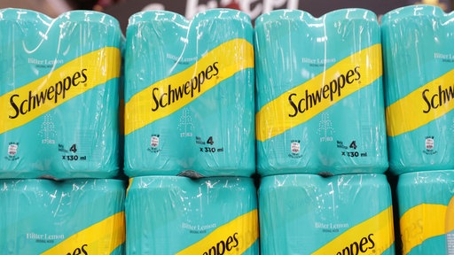 verpackte Schweppes-Getränkedosen