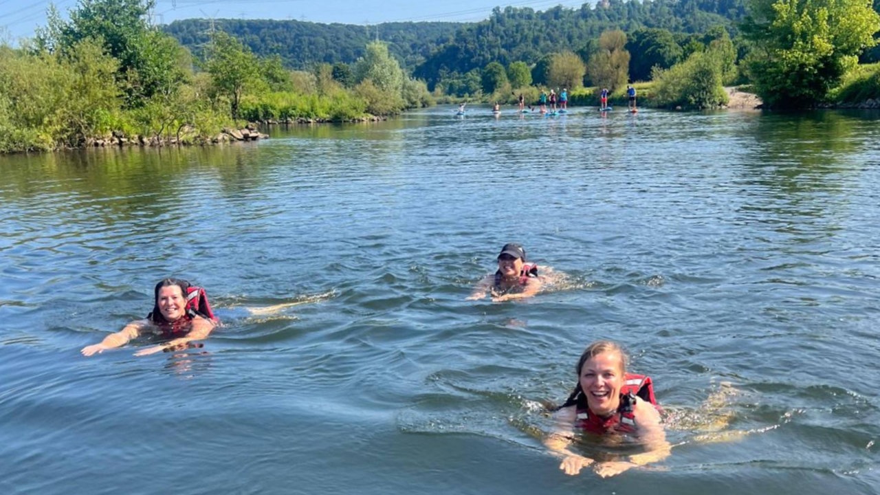 Drei Frauen schwimmen in der Ruhr in Bochum Dahlhausen