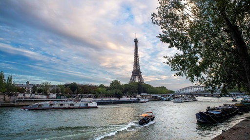 Die Seine in Paris  - im Hintergrund der Eifelturm
