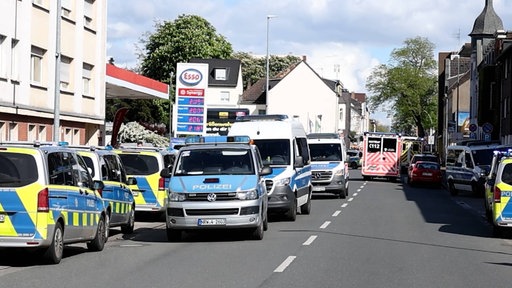 Polizeiautos bei SEK-Einsatz bei Sikh-Tempel in Moers