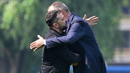 Der Ukrainische Präsident Selenskyj und der Deutsche Bundeskanzler Merz begrüßen sich mit einer Umarmung in Berlin am 13. August 2025