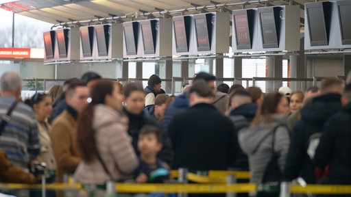 Schlange an den Schaltern am Flughafen 