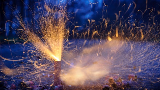 Böller explodieren auf der Straße