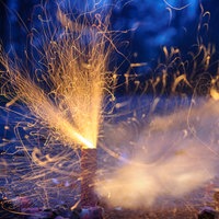 Böller explodieren auf der Straße