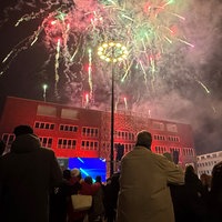 Menschen schauen sich Silvesterfeuerwerk im Ruhrgebiet an.