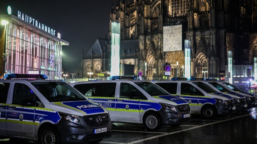 Fahrzeuge der Bundespolizei stehen auf einem Parkplatz am Ausgang des Hauptbahnhofs