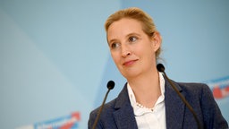Alice Weidel vor zwei Mikrofonen bei der Bundestagsfraktionssitzung 