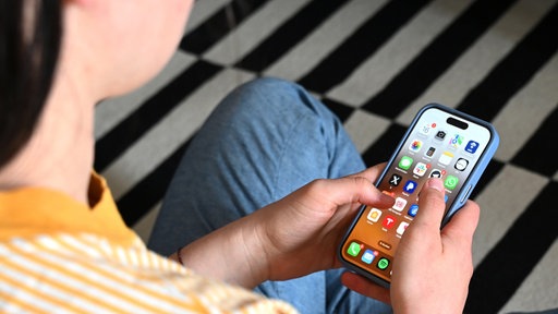 Ein Mädchen nutzt ein Smartphone
