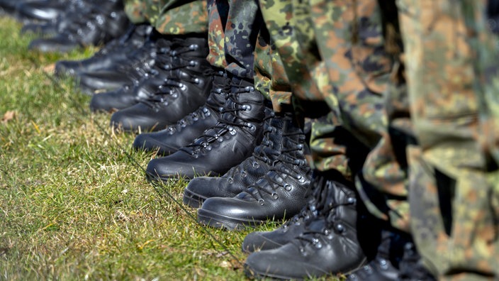 Soldaten stehen in einer Reihe