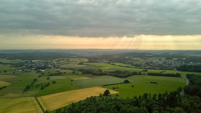 Sonnenstrahlen brechen durch die Wolkendecke
