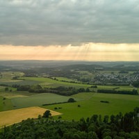 Sonnenstrahlen brechen durch die Wolkendecke