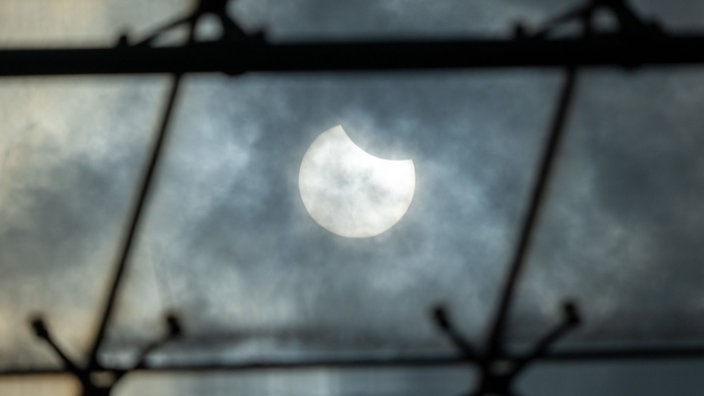 Der Beginn einer partiellen Sonnenfinsternis in Berlin