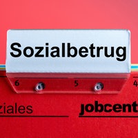 Roter Hängeregister mit der Aufschrift "Sozialbetrug"