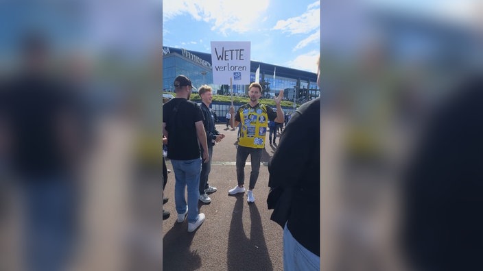 Thomas Melchior im BVB-Trikot vor der Veltins-Arena