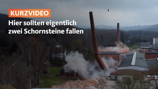 Industrie-Schornstein fällt nach Sprengung zu Boden