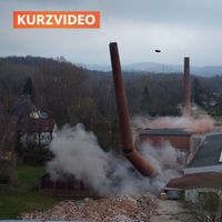 Industrie-Schornstein fällt nach Sprengung zu Boden