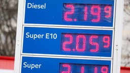 Die Anzeigetafel zeigt die Preise für Diesel und Benzin