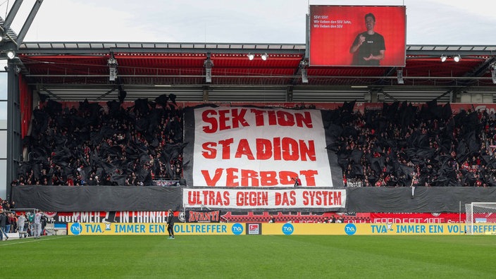 Ultras mit Banner gegen Stadionverbot beim Spiel SSV Jahn Regensburg gegen 1. FC Nuernberg