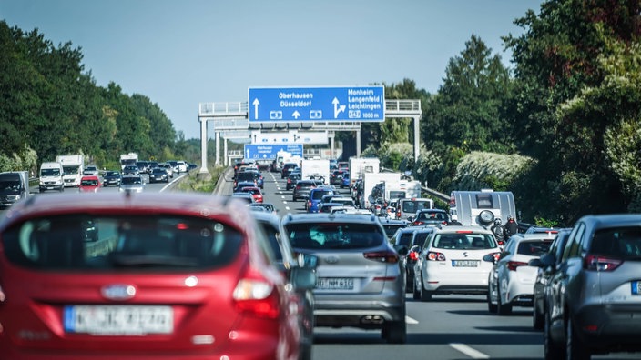 Autos stehen auf der Autobahn im Stau