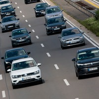 Zahlreiche Autos fahren auf der Autobahn A3 in NRW 