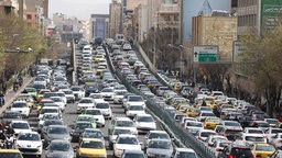 Überfüllte Straßen in Teheran nach dem israelischen Angriff 