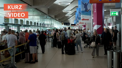 Menschenmenge wartet am Flughafen Köln/Bonn