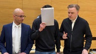 Philippos im Gerichtssaal mit zwei Wachmeistern 