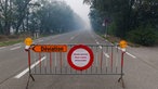 Eine gesperrte Straße aufgrund des Brandes im Hohen Venn