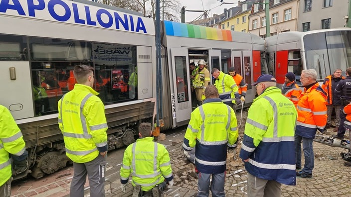 Aufräumarbeiten nach Entgleisung einer Straßenbahn in Düsseldorf 