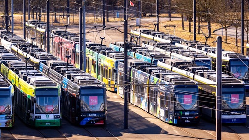 Straßenbahnzüge stehen am Morgen bei einem Warnstreik der Gewerkschaft Verdi im Straßenbahndepot