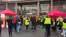 Demonstranten der ver.di streiken vor der Uniklinik Köln