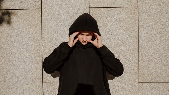 Gestresster Mann mit einem schwarzen Pullover 
