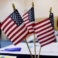 Drei kleine Amerikanische Flaggen stehen auf einem Tisch bei einer Schüleraustausch-Messe in Berlin