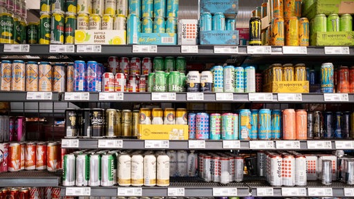 Getränkeregal mit vielen Dosen in einem Kölner Supermarkt