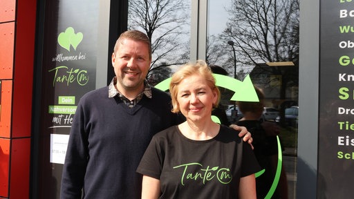 Zwei Personen stehen vor dem digitalen Supermarkt in Fröndenberg.